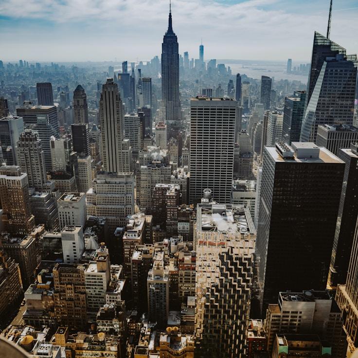 Parents evaluating schools in France